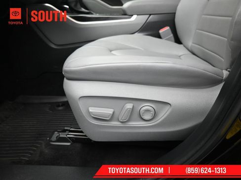 Used 2024 Toyota Highlander XLE image 22