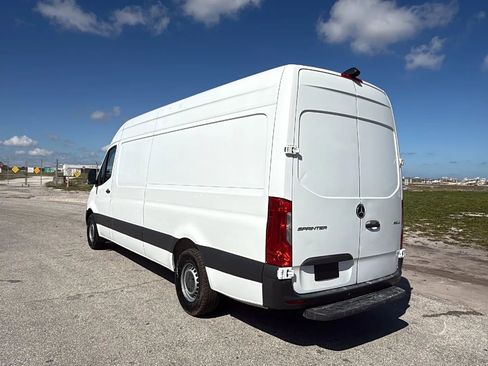 Used 2021 Mercedes-Benz Sprinter 2500 image 4