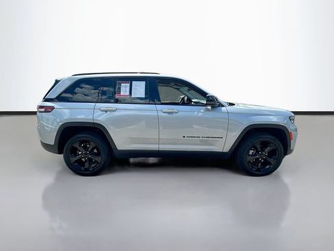 Used 2024 Jeep Grand Cherokee Limited w/ Black Appearance Package AWD/4WD image 5