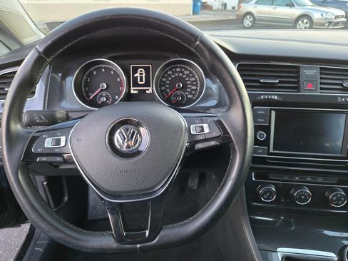 Used 2018 Volkswagen Golf S image 17