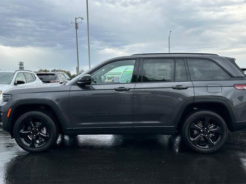 New 2025 Jeep Grand Cherokee Altitude image 7