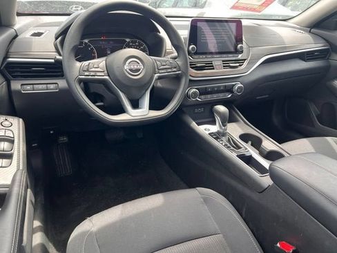 Used 2025 Nissan Altima 2.5 SV FWD image 13