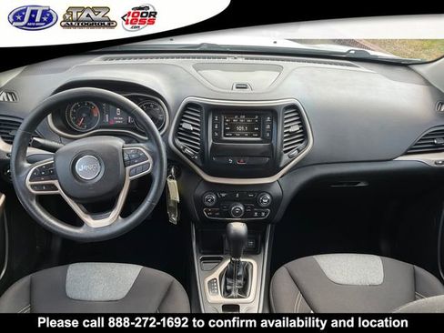 Used 2018 Jeep Cherokee Latitude FWD image 17