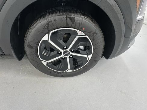 New 2025 Kia Niro EX image 9