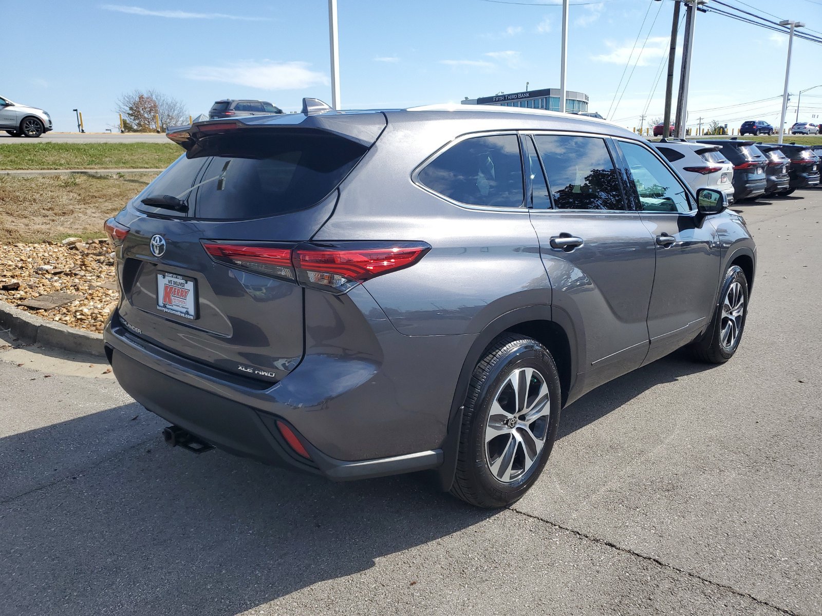 Used 2022 Toyota Highlander XLE AWD/4WD image 4