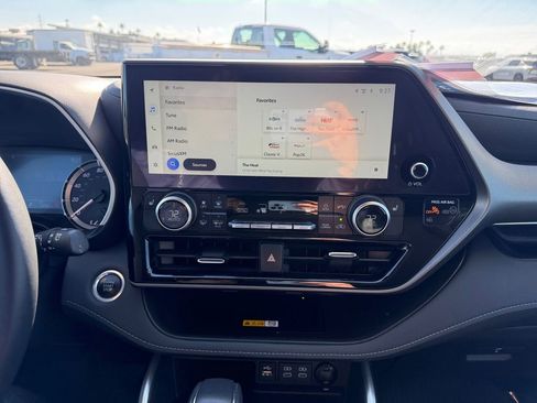 Used 2024 Toyota Highlander XLE FWD image 21