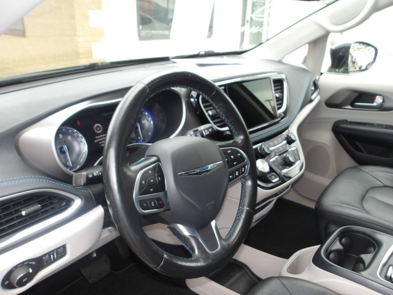 Used 2021 Chrysler Pacifica Touring-L w/ Uconnect Theater Family Group AWD/4WD image 12