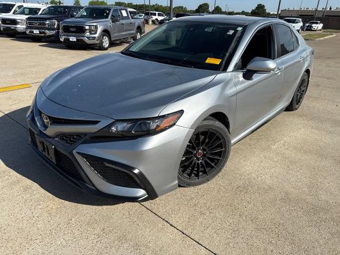 Used 2022 Toyota Camry SE FWD image 1