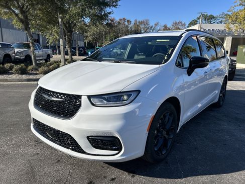 New 2026 Chrysler Pacifica Limited image 3