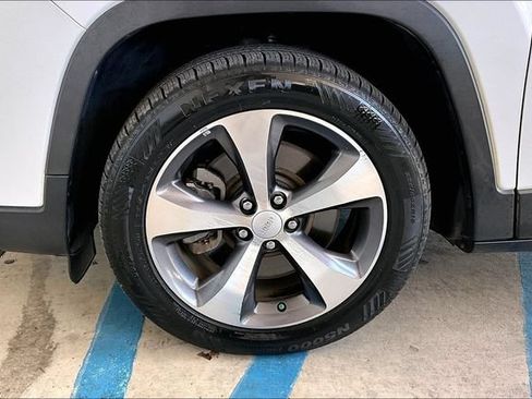 Used 2020 Jeep Cherokee Limited FWD image 28