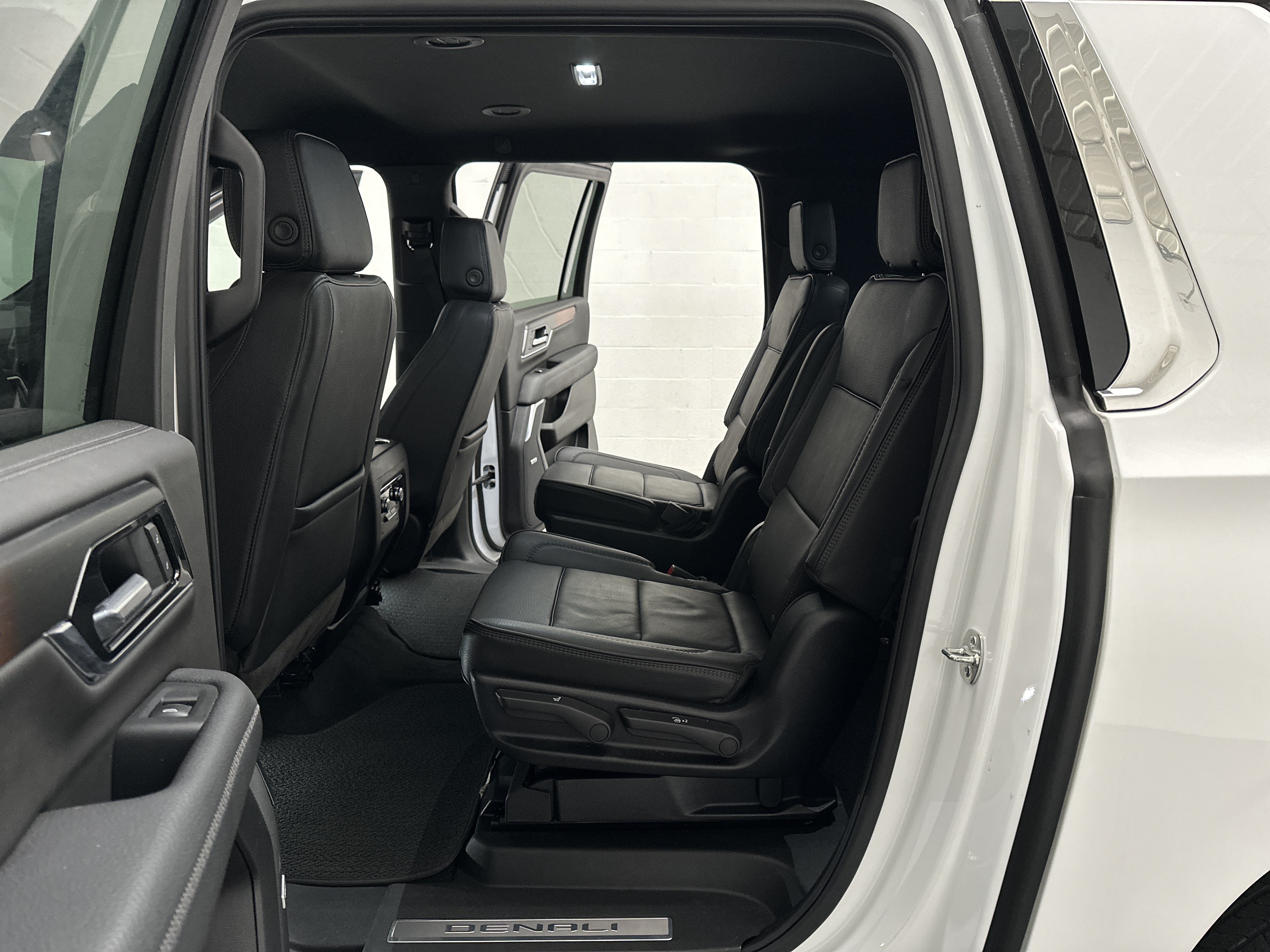 Used 2025 GMC Yukon XL Denali AWD/4WD image 24