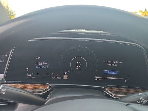 Used 2022 Cadillac Escalade ESV Luxury image 10