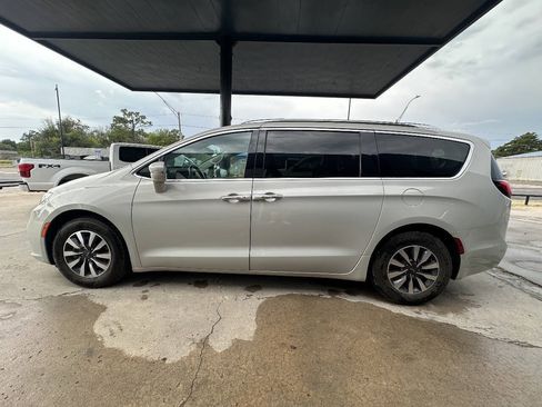 Used 2021 Chrysler Pacifica Touring-L FWD image 5