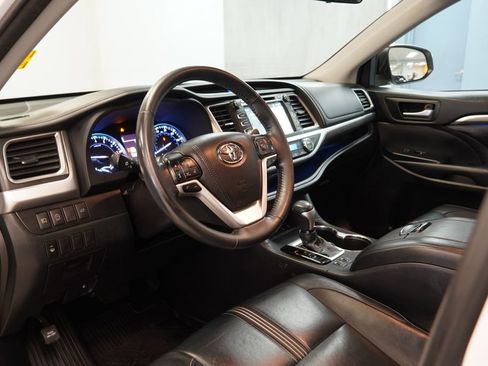 Used 2018 Toyota Highlander SE image 7