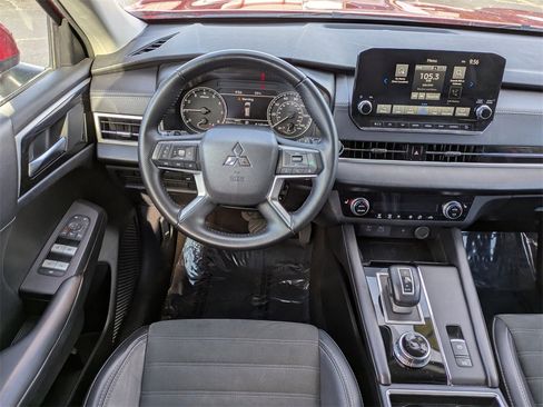 Used 2024 Mitsubishi Outlander SE image 17