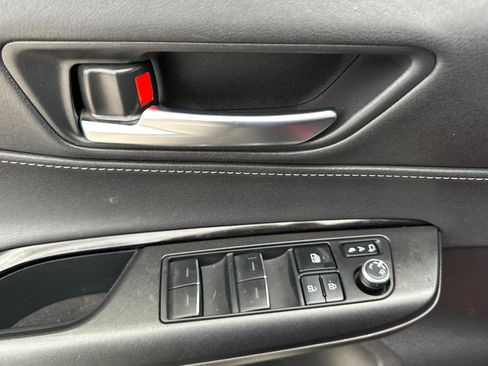 Certified 2022 Toyota Venza LE image 11