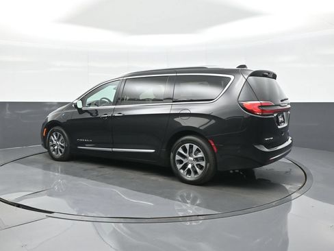 Used 2023 Chrysler Pacifica Pinnacle FWD image 5