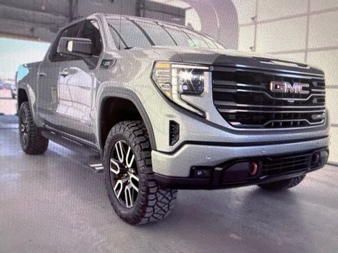 Used 2024 GMC Sierra 1500 AT4 w/ Technology Package AWD/4WD image 11