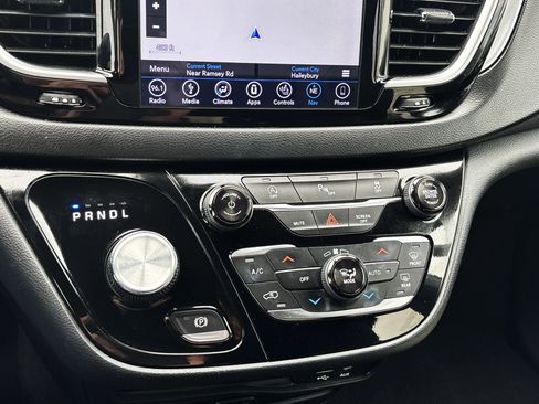 Used 2019 Chrysler Pacifica Touring-L Plus w/ S Appearance Package image 24