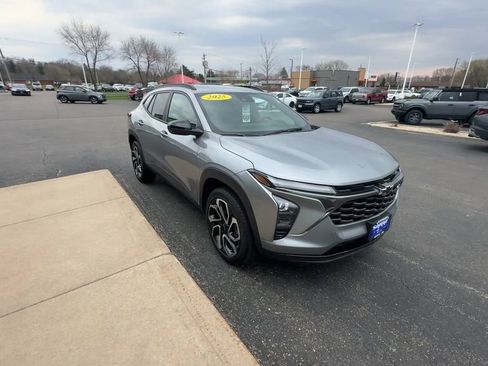 Used 2025 Chevrolet Trax RS w/ Driver Confidence Package image 2