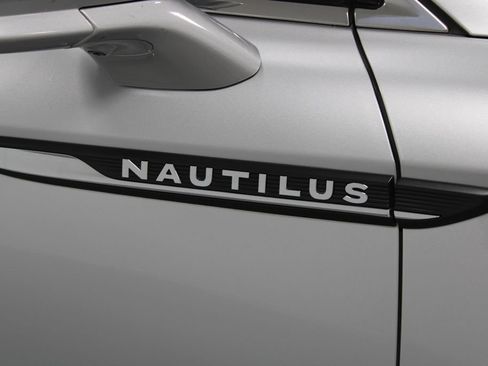Used 2019 Lincoln Nautilus Reserve FWD image 12