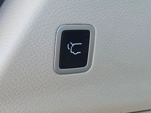 Used 2021 Chrysler Pacifica Limited w/ Uconnect Theater Family Group image 19