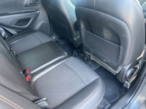 Used 2020 Chevrolet Trax LT w/ LT Convenience Package image 24