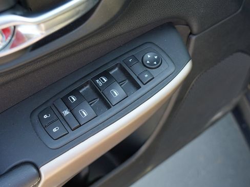 Used 2018 Jeep Cherokee Latitude w/ Safety Group AWD/4WD image 16