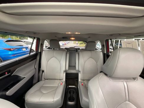 Used 2023 Toyota Highlander Limited image 10
