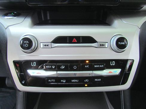 Used 2020 Ford Explorer XLT w/ Equipment Group 202A RWD image 33