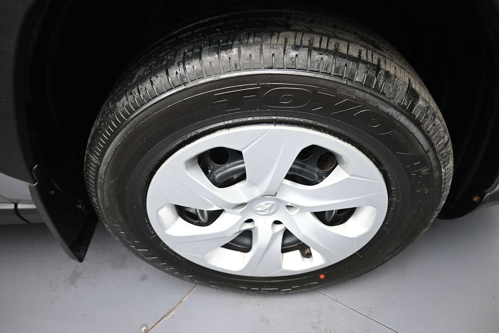 Used 2021 Toyota RAV4 LE AWD/4WD image 13