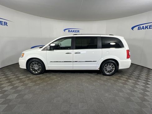 Used 2011 Chrysler Town & Country Limited image 6