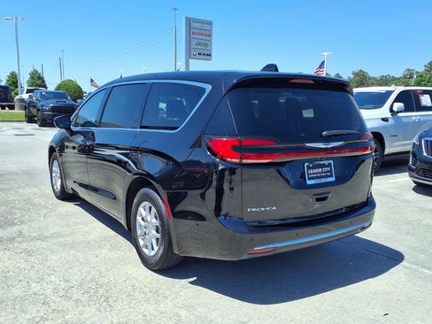 Used 2024 Chrysler Pacifica Touring-L FWD image 2