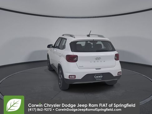Used 2025 Hyundai Venue SEL FWD image 12