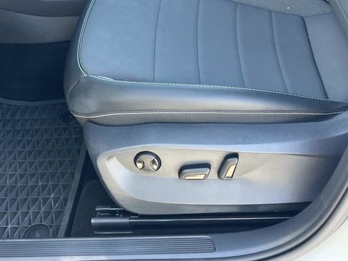 Certified 2023 Volkswagen Taos SE w/ Black Wheel Package image 16