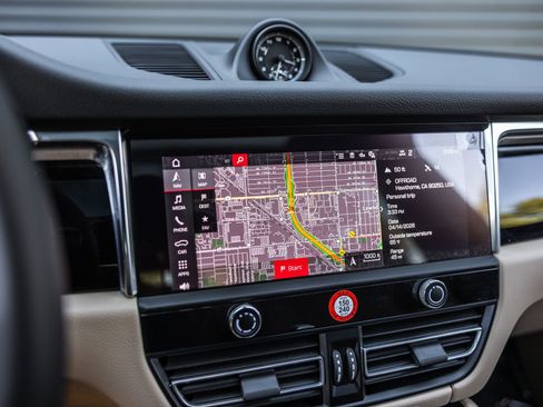 Certified 2025 Porsche Macan image 21