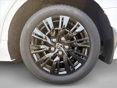 Used 2020 Toyota Camry LE image 9