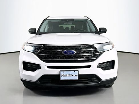 Used 2022 Ford Explorer XLT AWD/4WD image 2