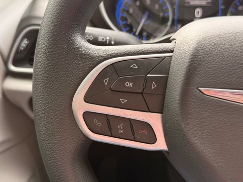 Used 2017 Chrysler Pacifica Touring w/ Tire & Wheel Group FWD image 15
