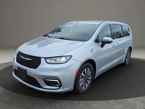 Used 2023 Chrysler Pacifica Touring-L FWD image 2