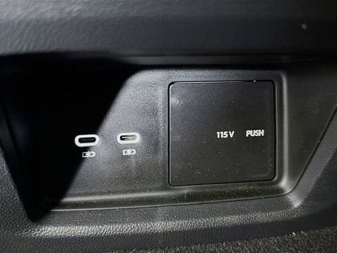 Used 2025 Volkswagen Atlas SE image 27