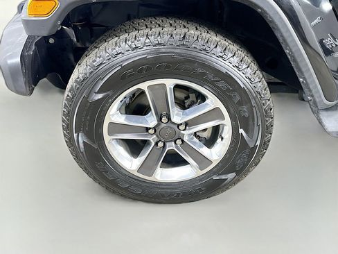 Used 2021 Jeep Wrangler Unlimited Sahara AWD/4WD image 8