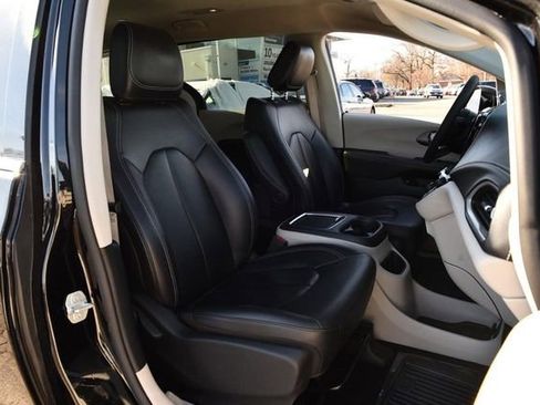 Used 2024 Chrysler Pacifica Select image 20