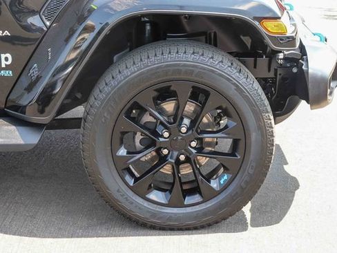 Used 2022 Jeep Wrangler Unlimited Sahara w/ Cold Weather Group AWD/4WD image 10