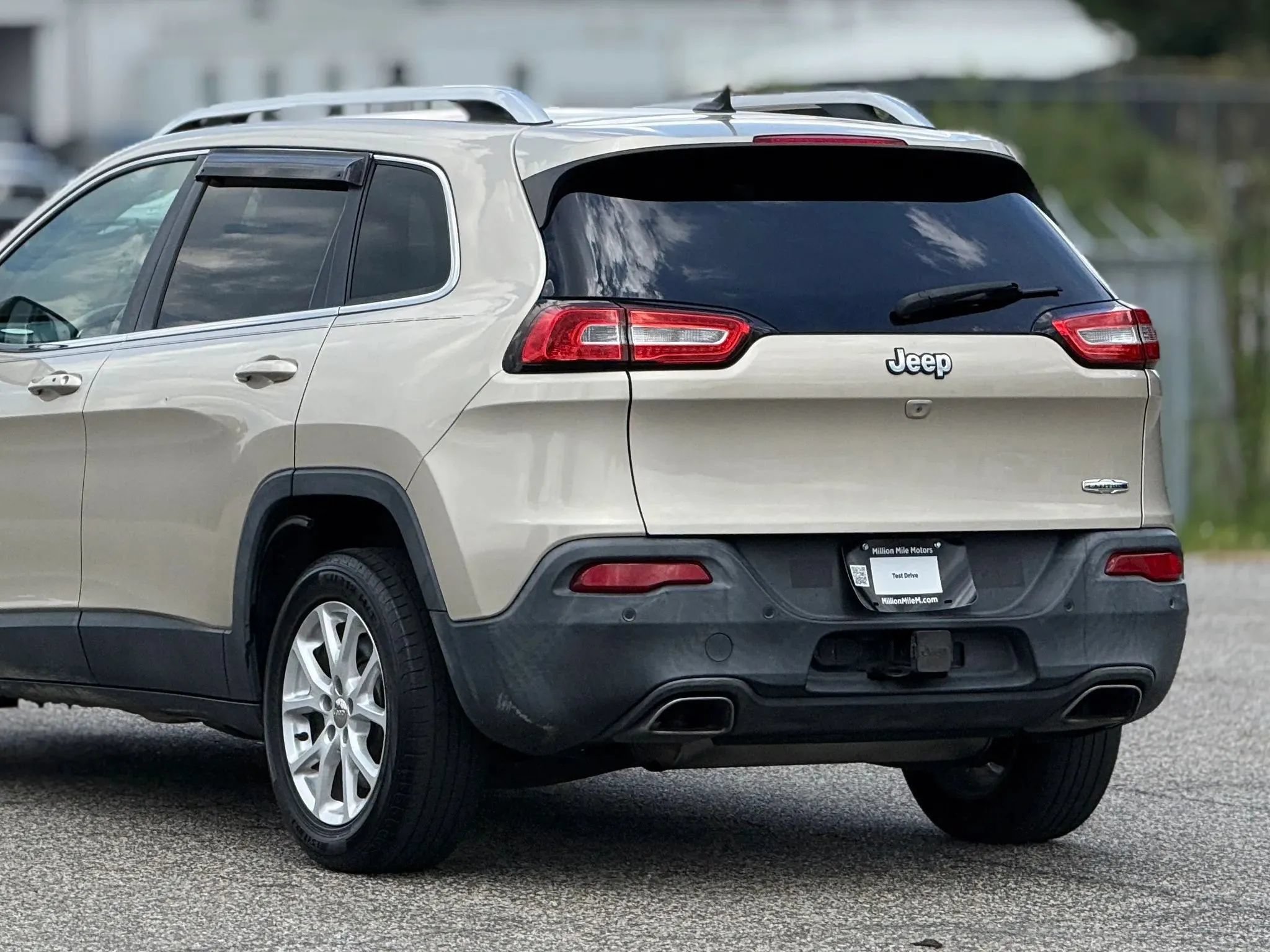 Used 2015 Jeep Cherokee Latitude w/ Comfort/Convenience Group FWD image 16