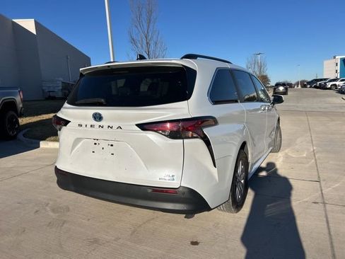 Used 2022 Toyota Sienna XLE image 3