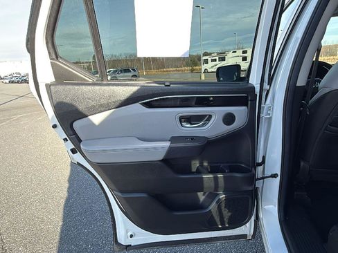 Used 2025 Honda Pilot EX-L image 23