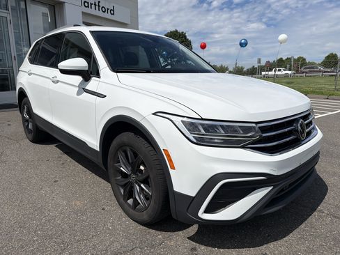 Certified 2024 Volkswagen Tiguan SE AWD/4WD image 2