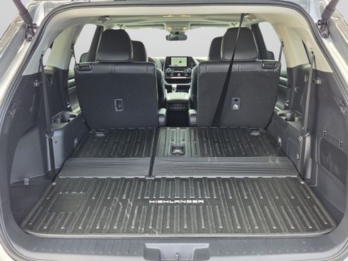 Used 2025 Toyota Highlander XLE FWD image 12