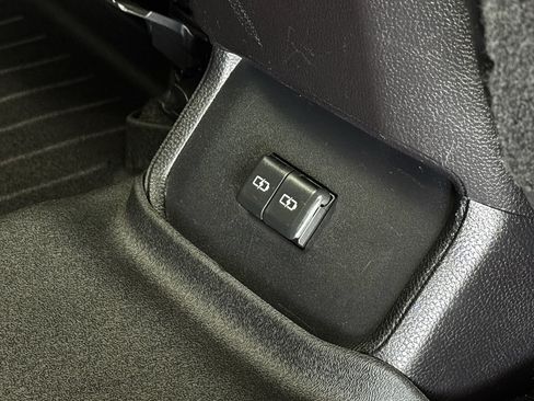 Used 2024 Toyota Highlander LE image 37